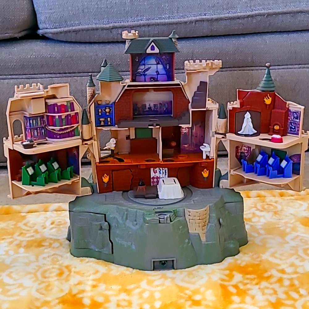 Harry Potter polly pocket set. With sound.